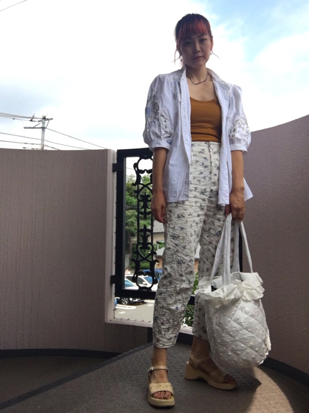 ホワイト系のパンツ、ホワイト系のシャツ/ブラウス、ブラウン系のキャミソールを着用したレディースの秋コーディネートの1枚目の写真