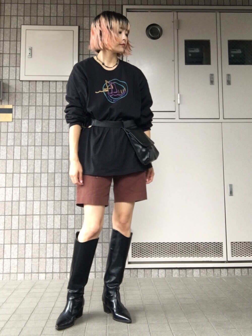 「秋のコーデ、ハーフパンツ、ロンT、ロングブーツ、ウエストマーク」｜「Gem.の【Gem.】Leather Waist Flap Bag / ウエストバッグ（ボディバッグ/ウエストポーチ、ブラック系）」を使った、Momoさん（レディース・160cm）の秋コーディネートの1枚目の写真