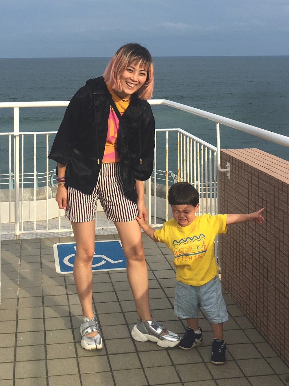 「パーカー、ママ＆息子、秋コーデ、ママコーデ、ママファッション、水族館、サテンパーカー、ハーフパンツ」｜「Peco clubのアイテム（パーカー、ブラック系）」を使った、Momoさん（レディース・160cm）の秋コーディネートの1枚目の写真