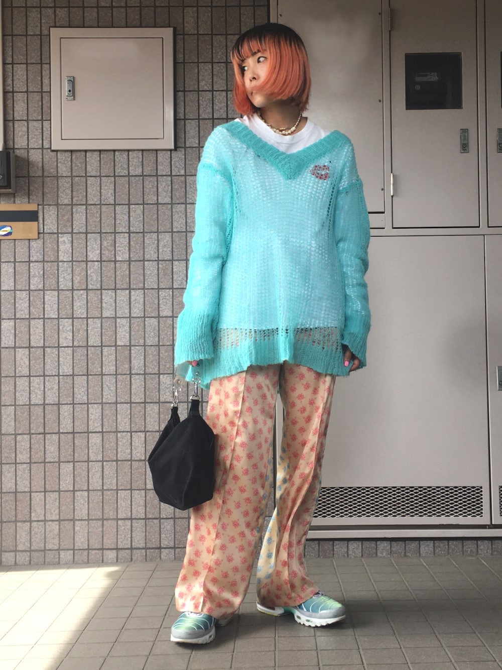 「モヘアニット、ニット、花柄パンツ、花柄、スニーカー、ハイテクスニーカー、ママコーデ、ママファッション、秋服準備はじめました、秋のコーデ」｜「MILKBOYのMOHAIR KNIT セーター（ニット/セーター、グリーン系）」を使った、Momoさん（レディース・160cm）の秋コーディネートの1枚目の写真