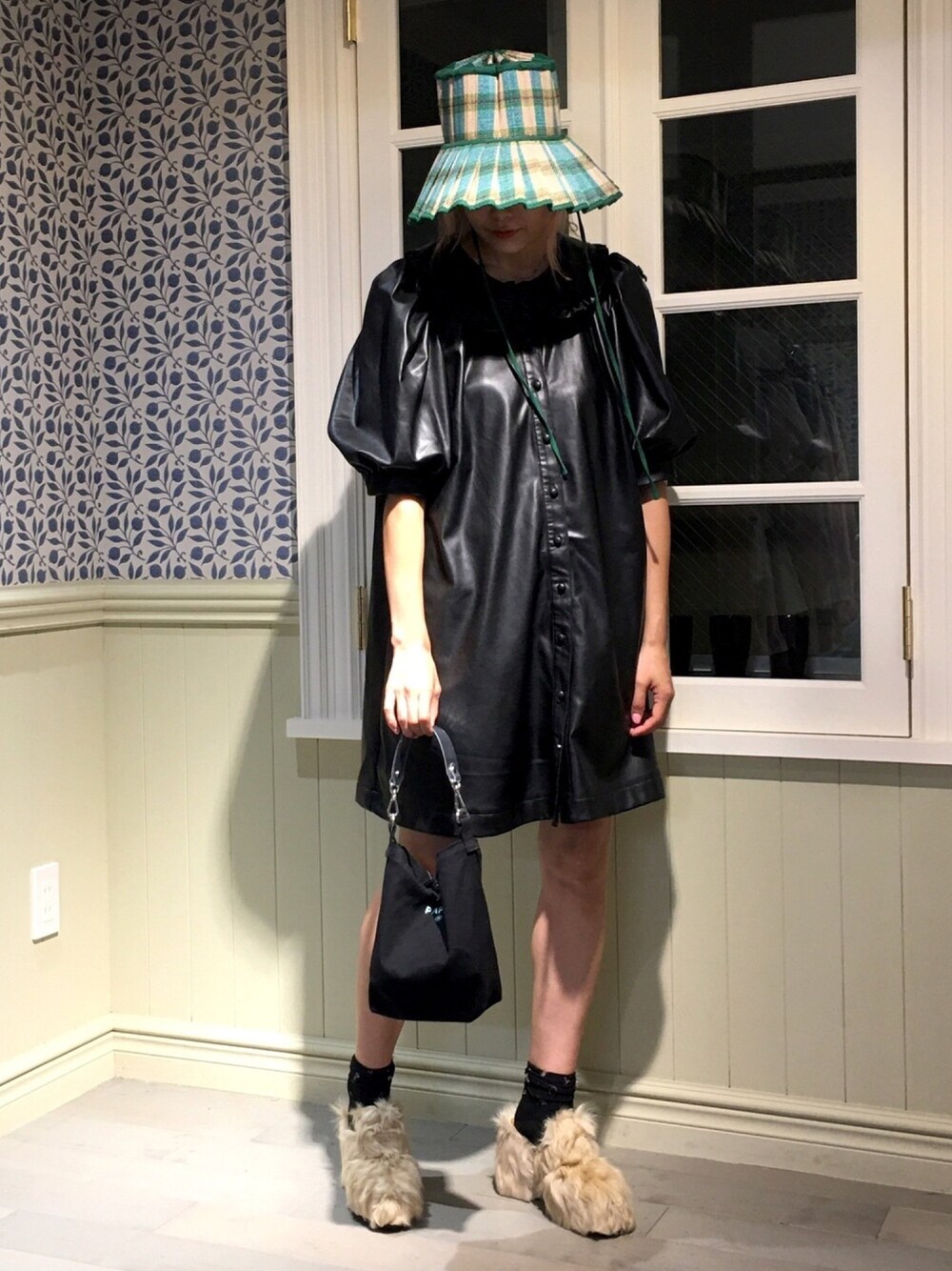 「ワンピース、レザーワンピース、ボリューム袖、ファー小物、秋コーデ、ガーリー、レザー」｜「H&Mのアイテム（ワンピース/ドレス、ブラック系）」を使った、Momoさん（レディース・160cm）の秋コーディネートの1枚目の写真