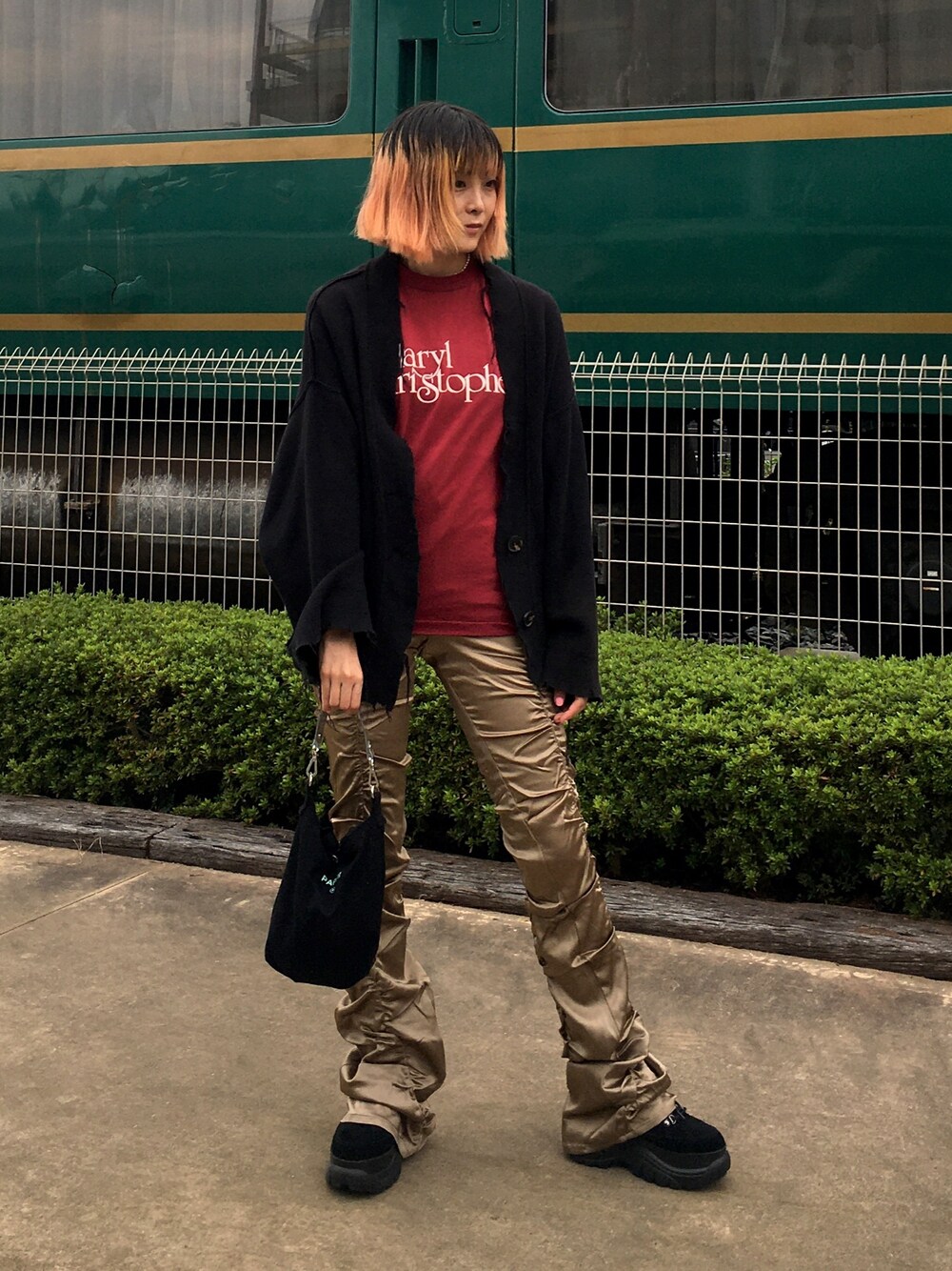 「秋のマイ旬スタイル、秋のコーデ、カーディガン、サテンパンツ、シャーリング、厚底シューズ、viavanda、NANA-NANA、vintage」｜「PERVERZEのアイテム（カーディガン/ボレロ、ブラック系）」を使った、Momoさん（レディース・160cm）の秋コーディネートの1枚目の写真