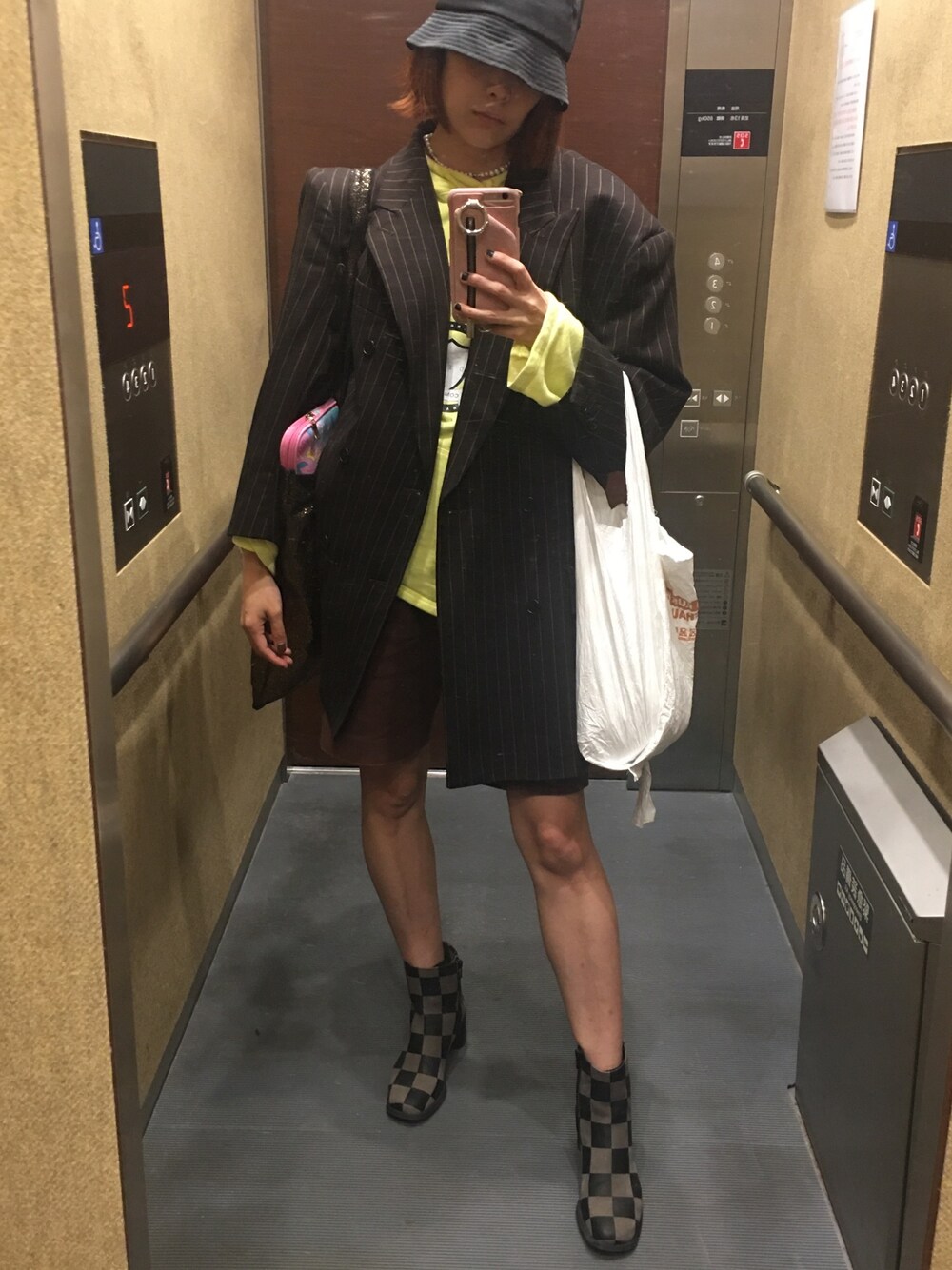 「ジャケット、オーバーサイズ」｜「CAMPERのアイテム（ブーツ、ブラウン系）」を使った、Momoさん（レディース・160cm）の秋コーディネートの1枚目の写真