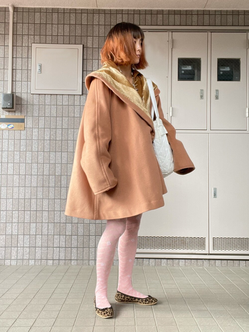 ベージュ系のジャケット/アウター、その他のバレエシューズを着用したレディースの秋コーディネートの1枚目の写真