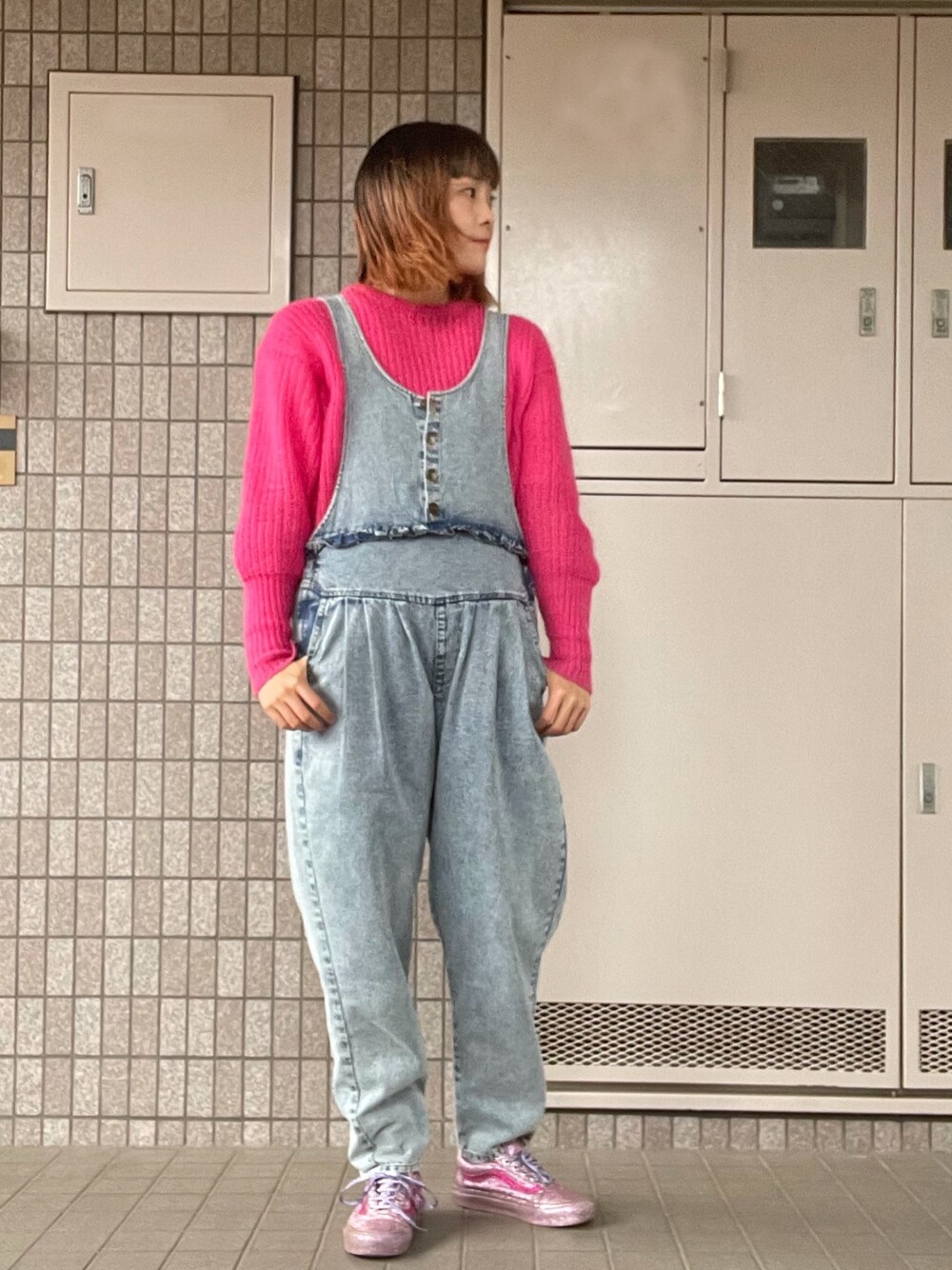 ブルー系のつなぎ/オールインワン、ピンク系のニット/セーター、ピンク系のスニーカーを着用したレディースの秋コーディネートの1枚目の写真