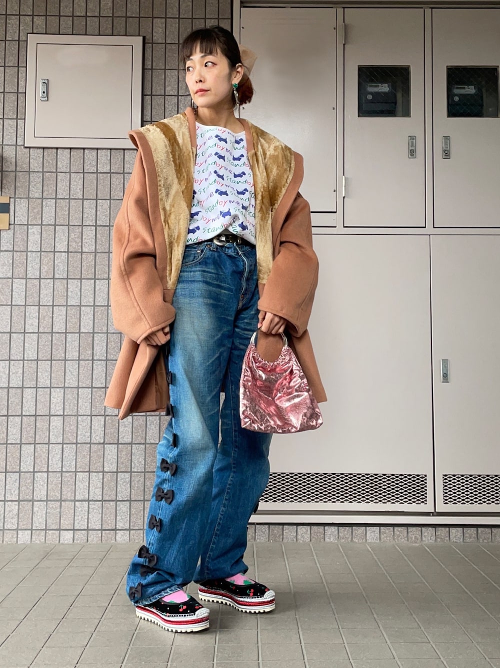 ブルー系のデニムパンツ、ホワイト系のスウェット、ベージュ系のジャケット/アウターを着用したレディースの秋コーディネートの1枚目の写真