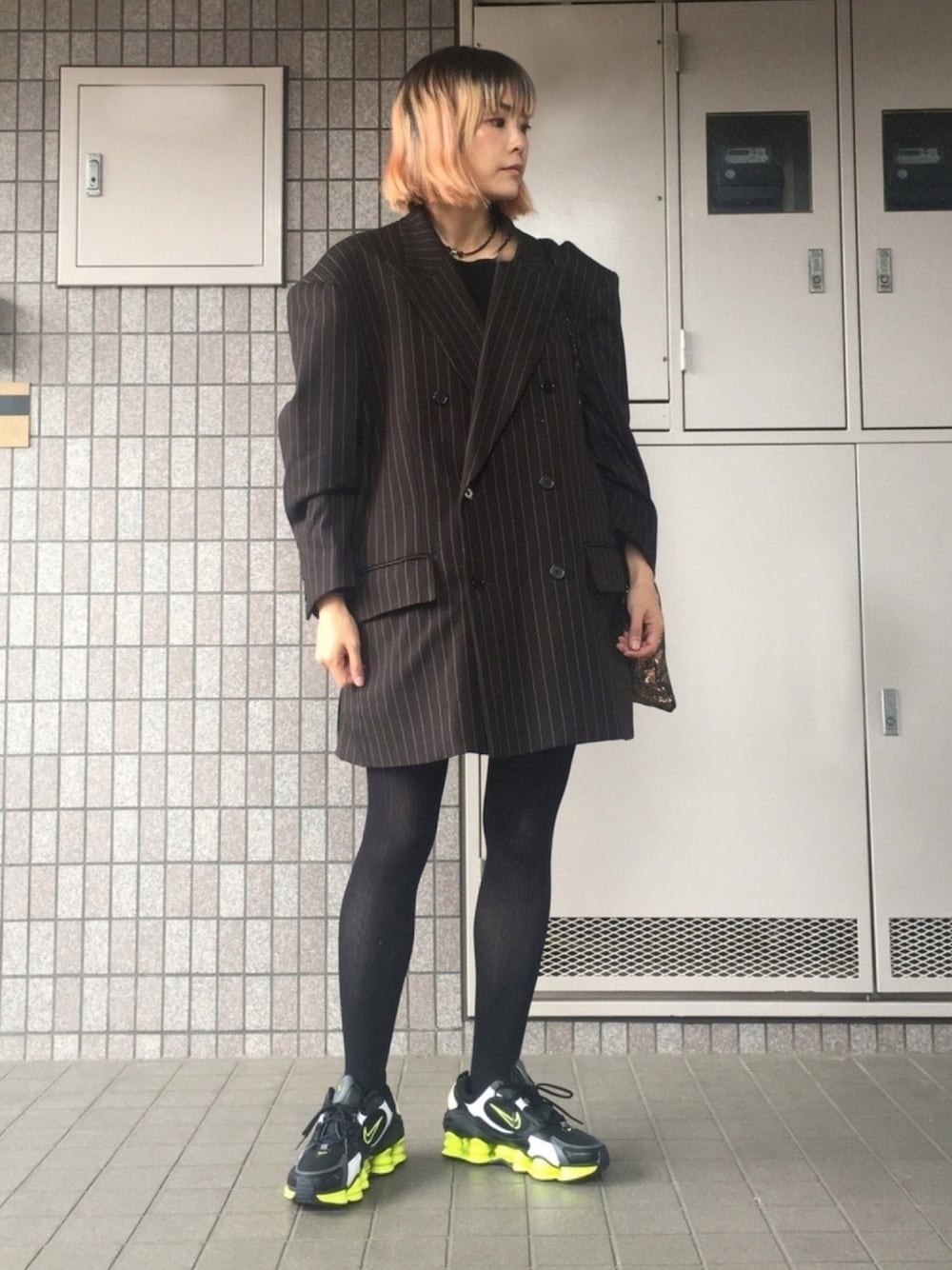 「ジャケット、パワーショルダー、SHOX、スニーカー、タイツ、タイツ×スニーカー、黒タイツ、スニーカーコーデ」｜「SYU.HOMME/FEMMのアイテム（テーラードジャケット、ブラウン系）」を使った、Momoさん（レディース・160cm）の秋コーディネートの1枚目の写真