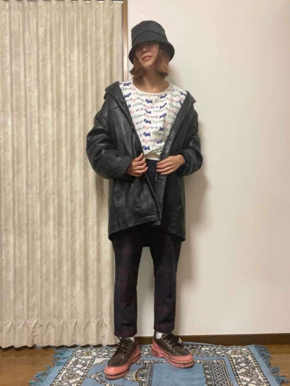 「チェックパンツ、レザージャケット、バケットハット、トラッド、レザーLOVEスナップ」｜「VINTAGEのアイテム（スウェット、ホワイト系）」を使った、Momoさん（レディース・160cm）の冬コーディネートの1枚目の写真
