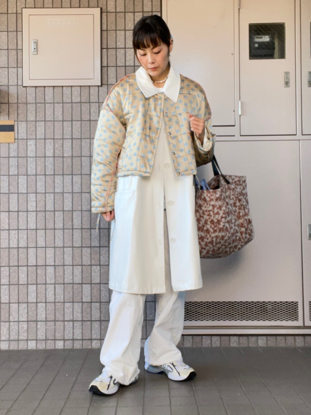 「レイヤードスタイル、アウターONアウター、花柄、ホワイトコーデ、ホワイトパンツ」｜「OHPEARLのアイテム（ジャケット/アウター、ホワイト系）」を使った、Momoさん（レディース・160cm）の冬コーディネートの1枚目の写真