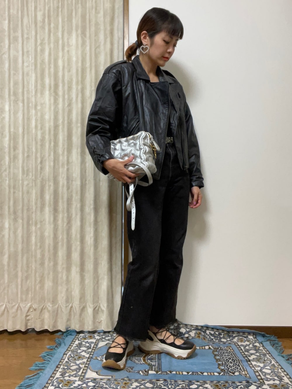 「VINTAGEのアイテム（ライダースジャケット、ブラック系）」を使った、Momoさん（レディース・160cm）の冬コーディネートの1枚目の写真