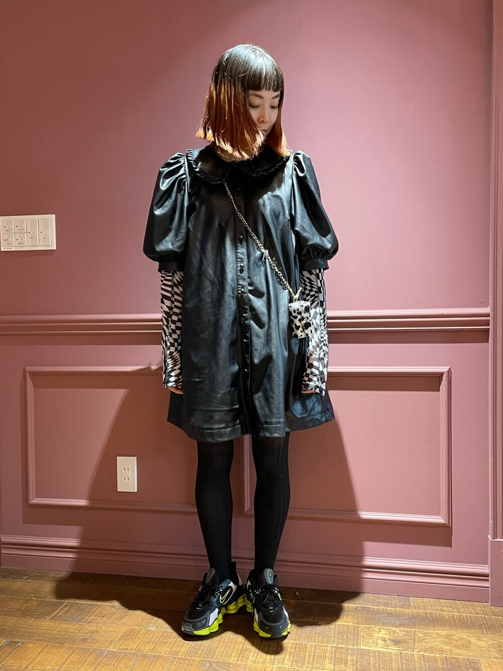 「リップケース、PECOCLUB、ワンピース、ワンピース×スニーカー、タイツ×スニーカー、レイヤードスタイル」｜「H&Mのアイテム（ワンピース/ドレス、ブラック系）」を使った、Momoさん（レディース・160cm）の冬コーディネートの1枚目の写真