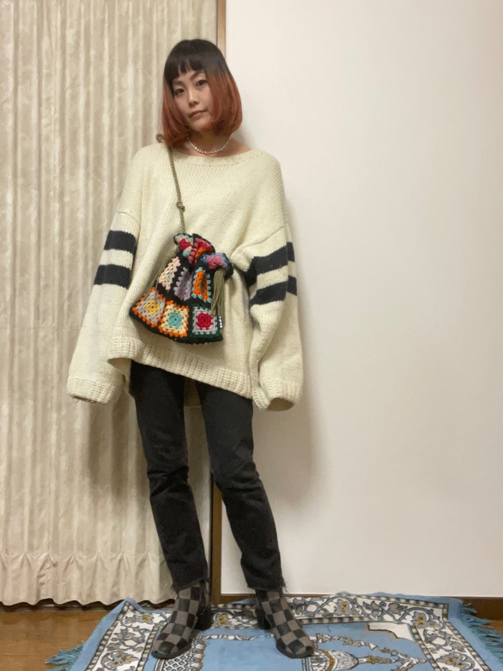 「ニット、セーター、セーター×ジーンズ、ブーツ、カジュアルコーデ、ママコーデ」｜「fevのアイテム（ニット/セーター、ホワイト系）」を使った、Momoさん（レディース・160cm）の冬コーディネートの1枚目の写真