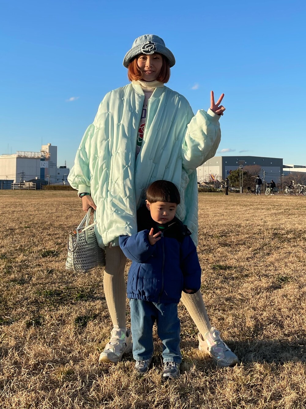 「あけましておめでとうございます！、カジュアルコーデ、ママ＆息子、ママコーデ、楽チンコーデ、キルティング、パステルカラー」｜「devirockの中綿ジャケット（ダウンジャケット/コート、ブルー系）」を使った、Momoさん（レディース・160cm）の冬コーディネートの1枚目の写真