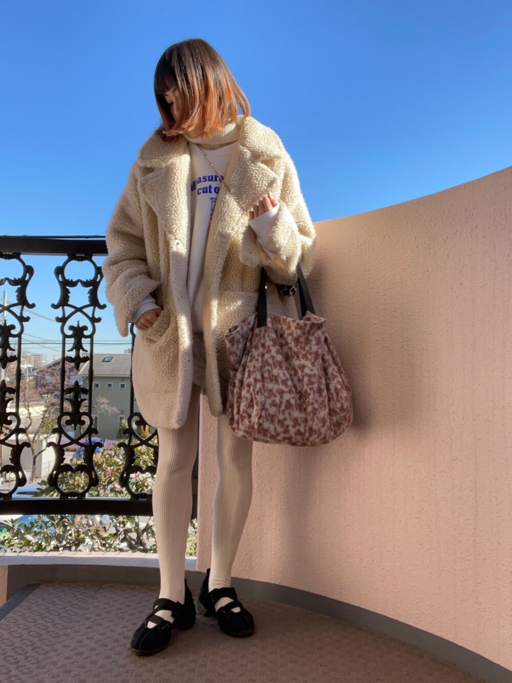 その他のトートバッグ、ブラック系のスニーカー、ホワイト系のジャケット/アウターを着用したレディースの冬コーディネートの1枚目の写真