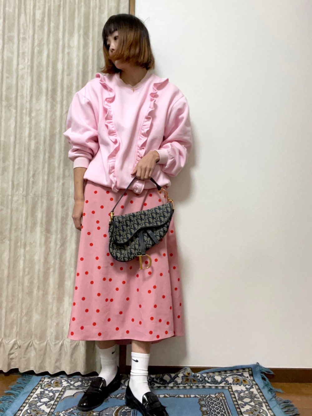 「スウェット、ピンク、ロングスカート、フリル、ローファー、ローファー×靴下、ハンドバッグ」｜「Christian Diorのアイテム（ハンドバッグ、その他）」を使った、Momoさん（レディース・160cm）の冬コーディネートの1枚目の写真