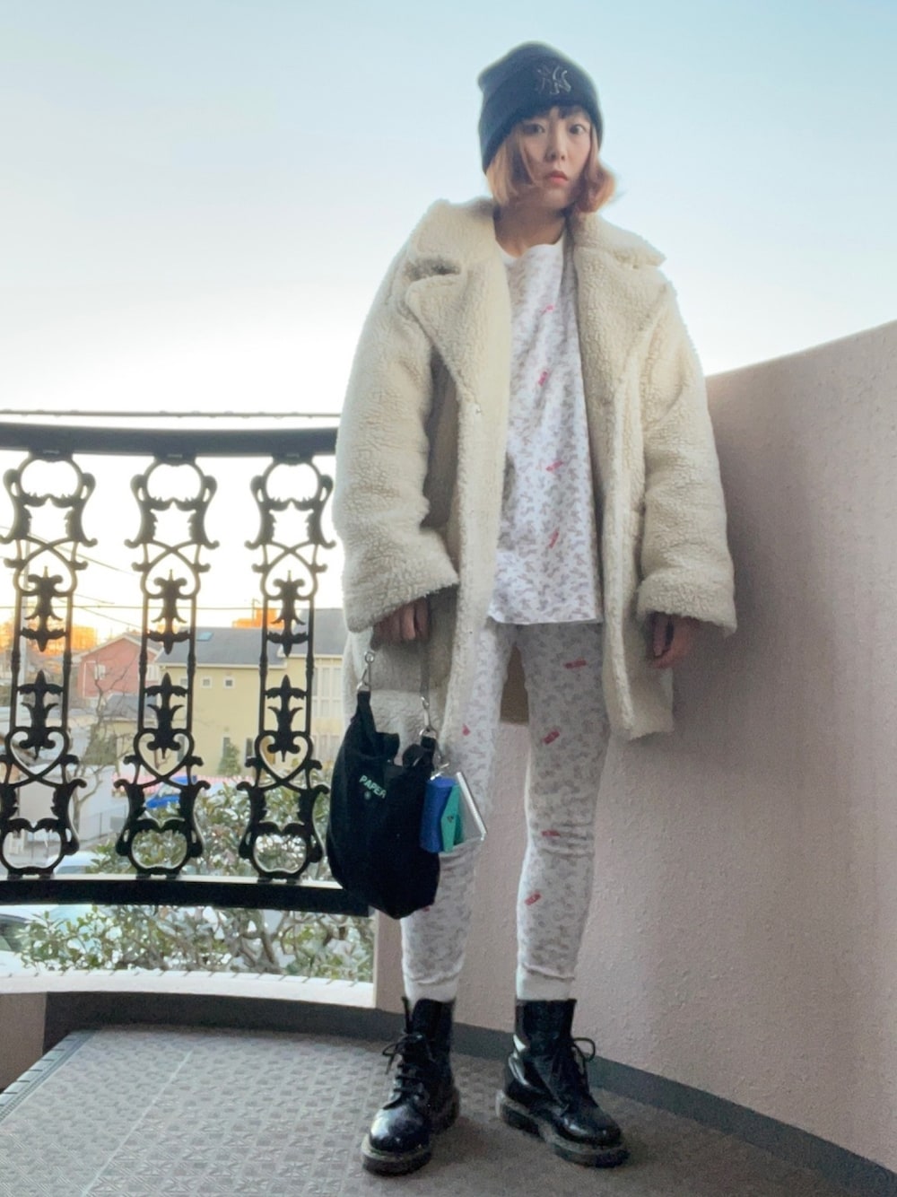 ホワイト系のジャケット/アウター、その他のパンツ、ホワイト系のトップスを着用したレディースの冬コーディネートの1枚目の写真