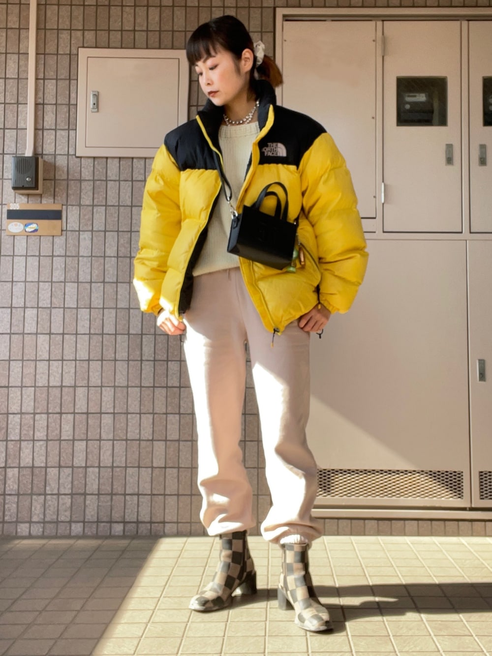 「ダウンジャケット、スウェットパンツ、ブーツ、スクエアバッグ、ミニバッグ」｜「ZARAのアイテム（パンツ、ベージュ系）」を使った、Momoさん（レディース・160cm）の冬コーディネートの1枚目の写真