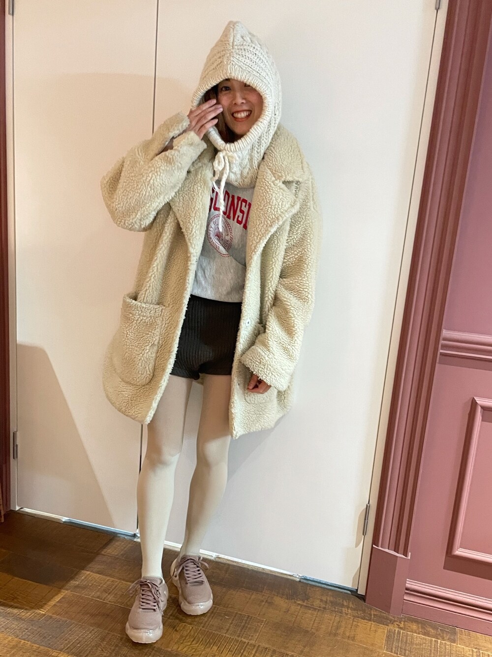 ホワイト系のジャケット/アウター、グリーン系のパンツ、ブラウン系のスニーカーを着用したレディースの冬コーディネートの1枚目の写真