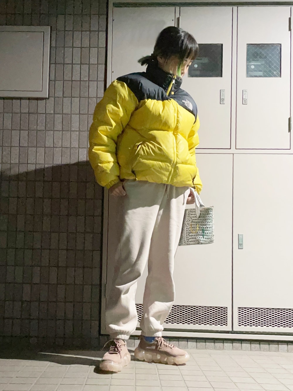 「THE NORTH FACEのザ・ノース・フェイス メンズダウンジャケット / ヌプシジャケット（ダウンジャケット/コート、イエロー系）」を使った、Momoさん（レディース・160cm）の冬コーディネートの1枚目の写真