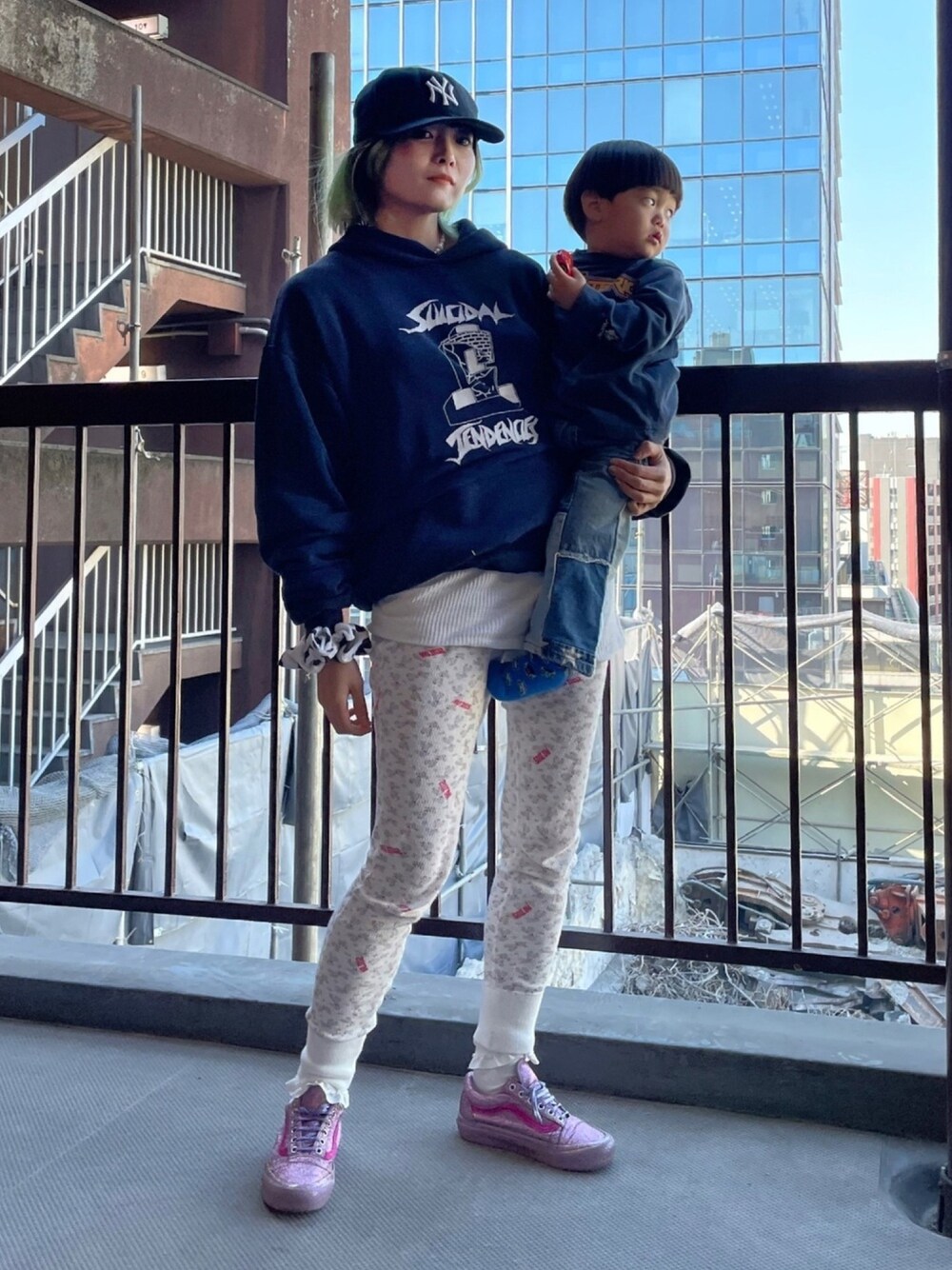 ブラック系のパーカー、その他のパンツ、ピンク系のスニーカーを着用したレディースの冬コーディネートの1枚目の写真