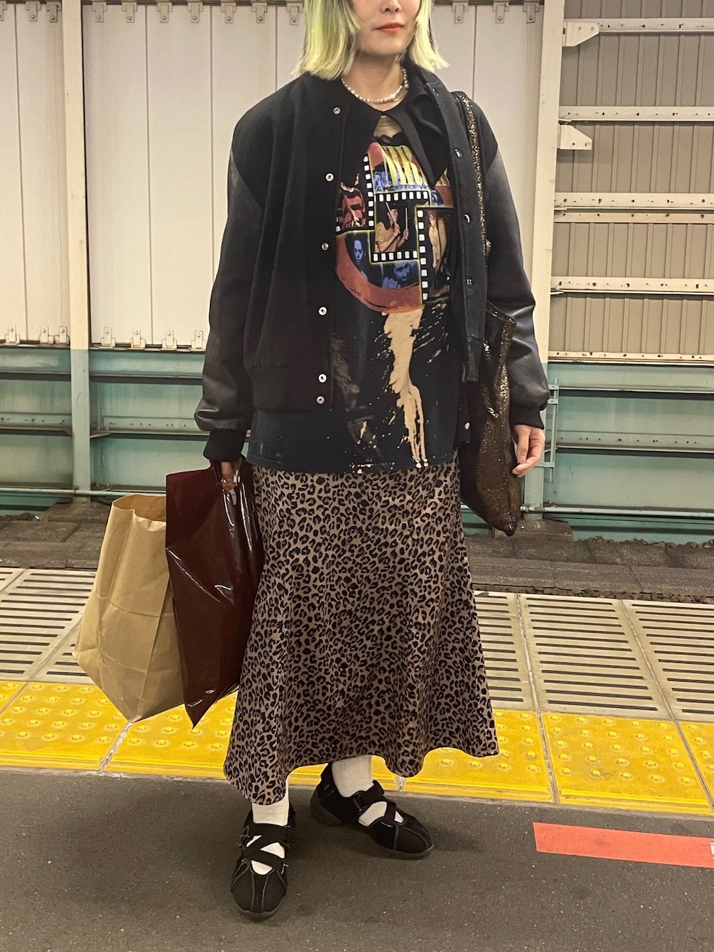 「VINTAGEのアイテム（Tシャツ/カットソー、ブラック系）」を使った、Momoさん（レディース・160cm）の冬コーディネートの1枚目の写真