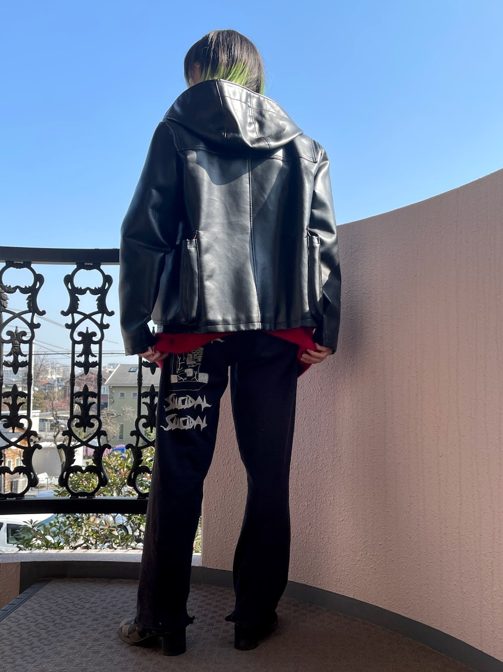 「スウェットパンツ、レザージャケット、バックプリント」｜「Suicidal Tendenciesのアイテム（スウェットパンツ、ブラック系）」を使った、Momoさん（レディース・160cm）の冬コーディネートの1枚目の写真