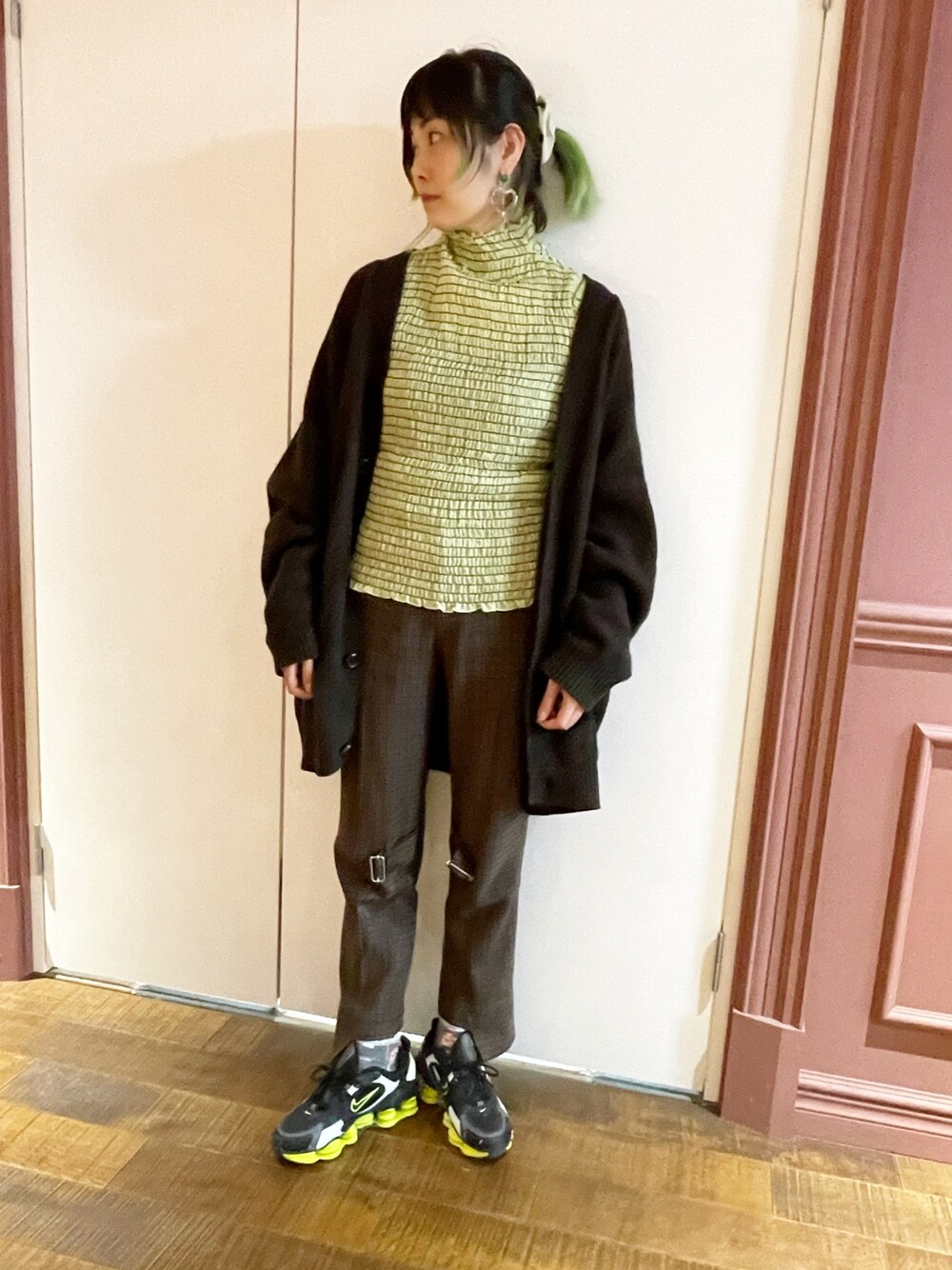 「パンツコーデ、カジュアルコーデ」｜「tiitのアイテム（トップス、グリーン系）」を使った、Momoさん（レディース・160cm）の冬コーディネートの1枚目の写真