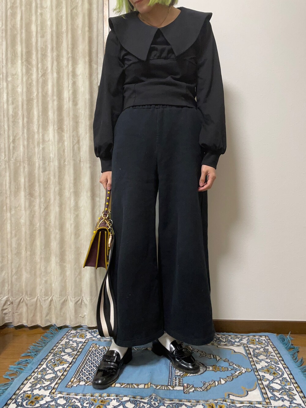 ブラック系のTシャツ/カットソー、ブラック系のスウェットパンツ、その他のショルダーバッグを着用したレディースの冬コーディネートの1枚目の写真