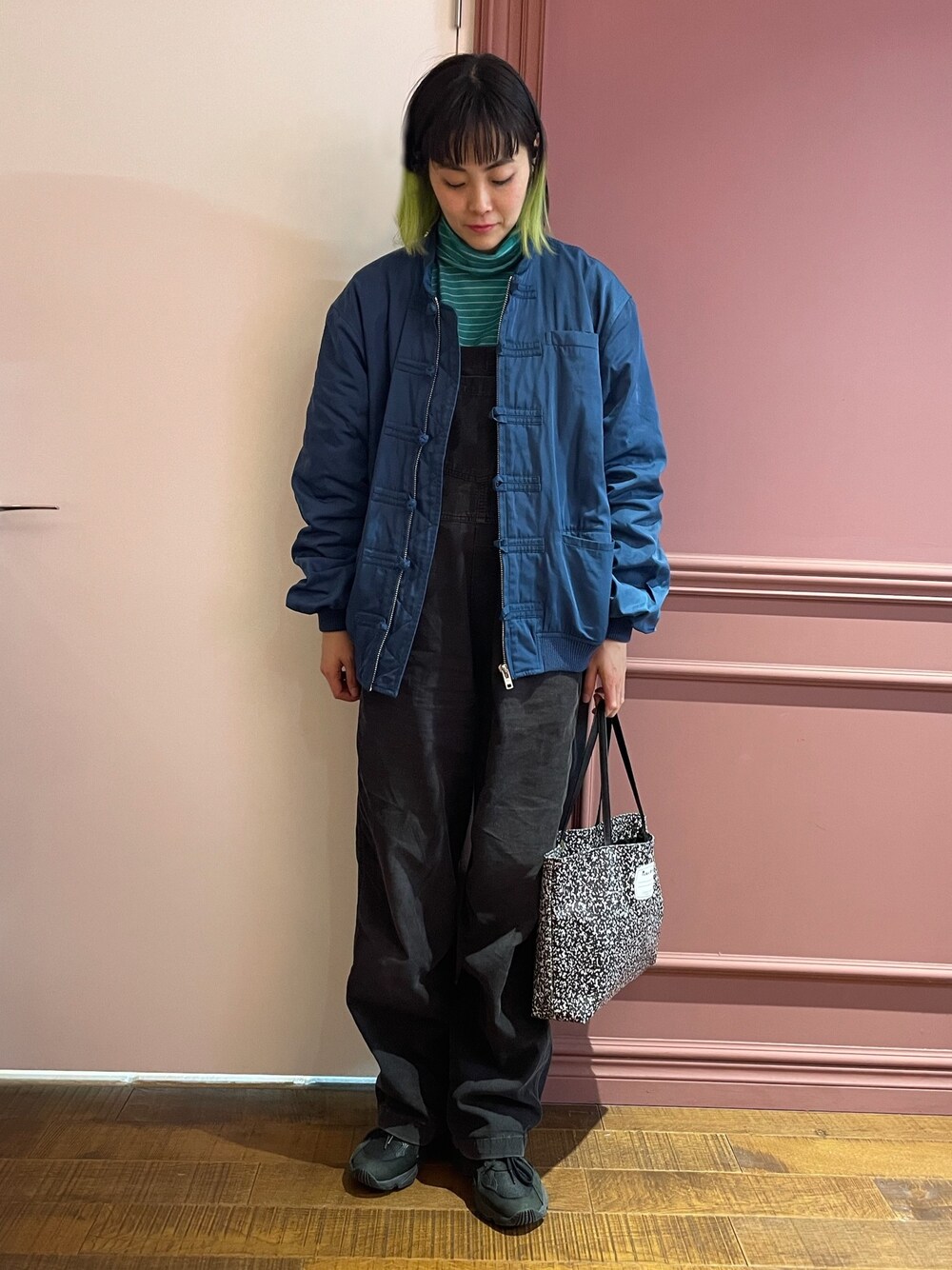 ブルー系のMA-1、ブラック系のサロペット/オーバーオール、ブラック系のスニーカーを着用したレディースの冬コーディネートの1枚目の写真