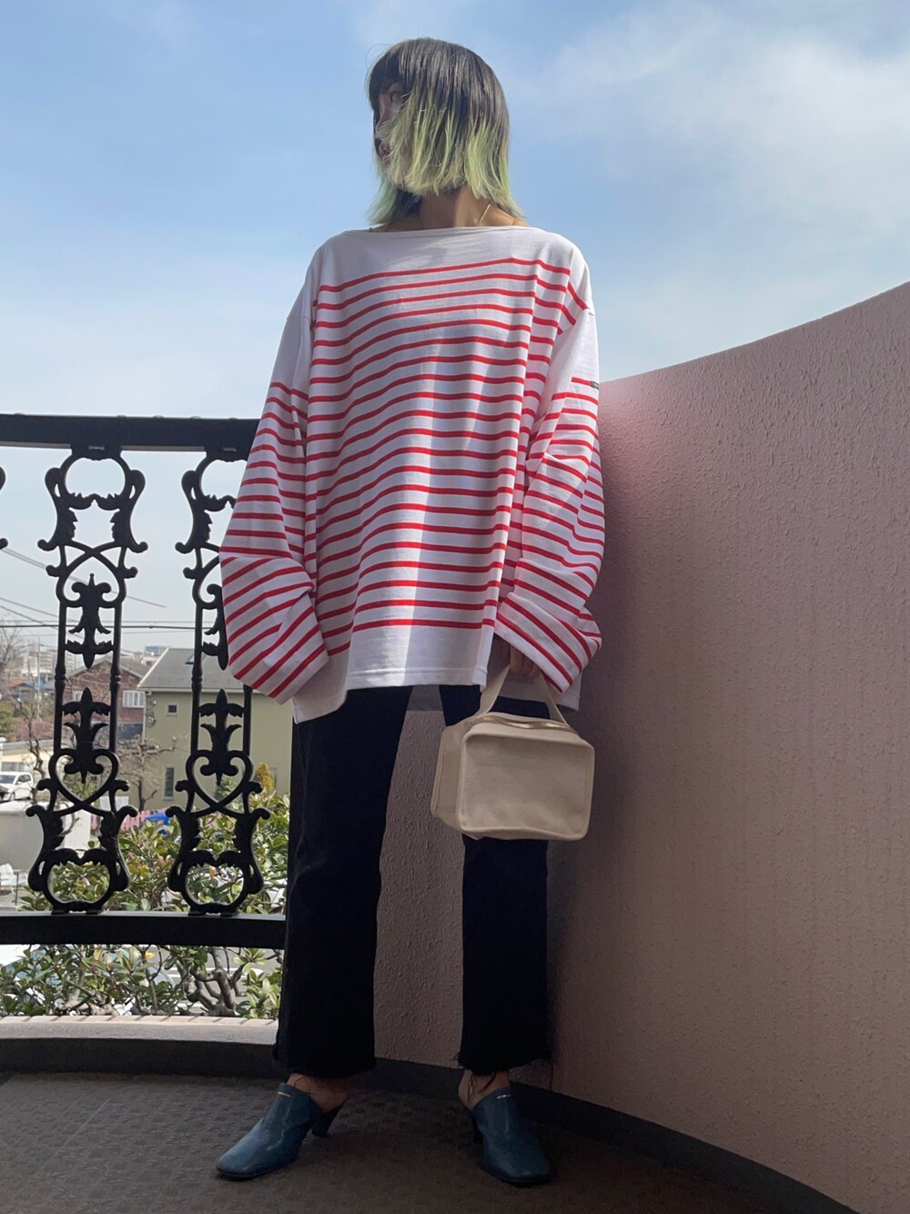 ホワイト系のTシャツ/カットソー、ホワイト系のハンドバッグ、ブラック系のデニムパンツを着用したレディースの春コーディネートの1枚目の写真