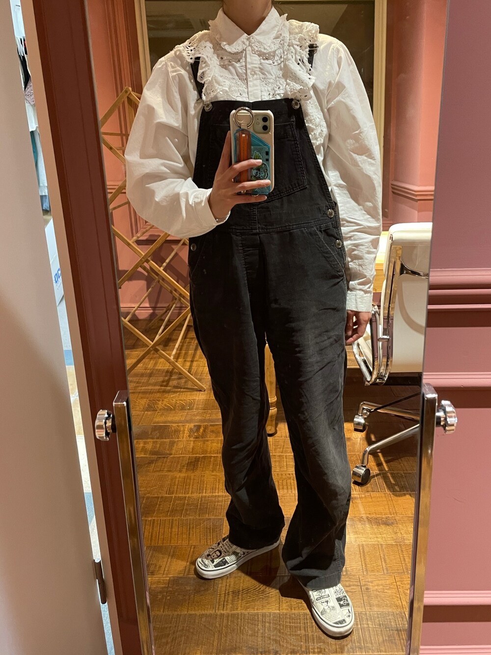 ブラック系のサロペット/オーバーオール、ホワイト系のシャツ/ブラウス、ホワイト系のシューズを着用したレディースの春コーディネートの1枚目の写真