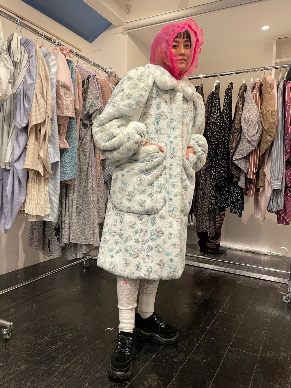 ホワイト系のジャケット/アウター、その他のパンツ、ピンク系のパーカーを着用したレディースの春コーディネートの1枚目の写真