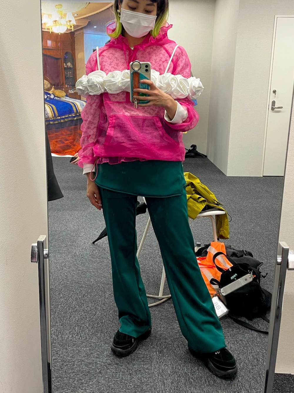 「展示会」｜「Ans Dotsloevnerのアイテム（パンツ、グリーン系）」を使った、Momoさん（レディース・160cm）の春コーディネートの1枚目の写真