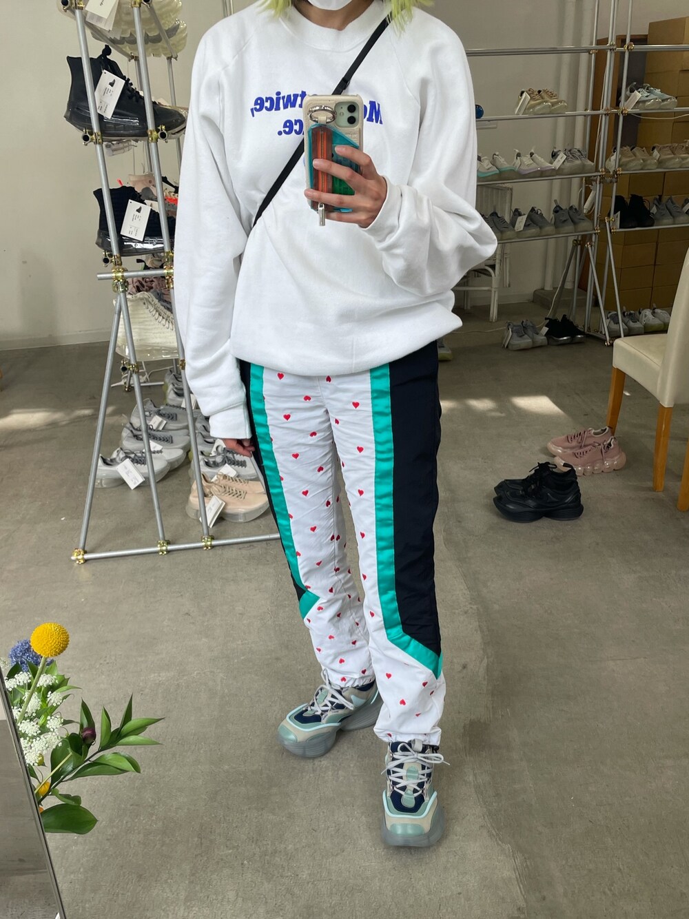 ホワイト系のその他パンツ、ブルー系のスニーカー、ホワイト系のスウェットを着用したレディースの春コーディネートの1枚目の写真