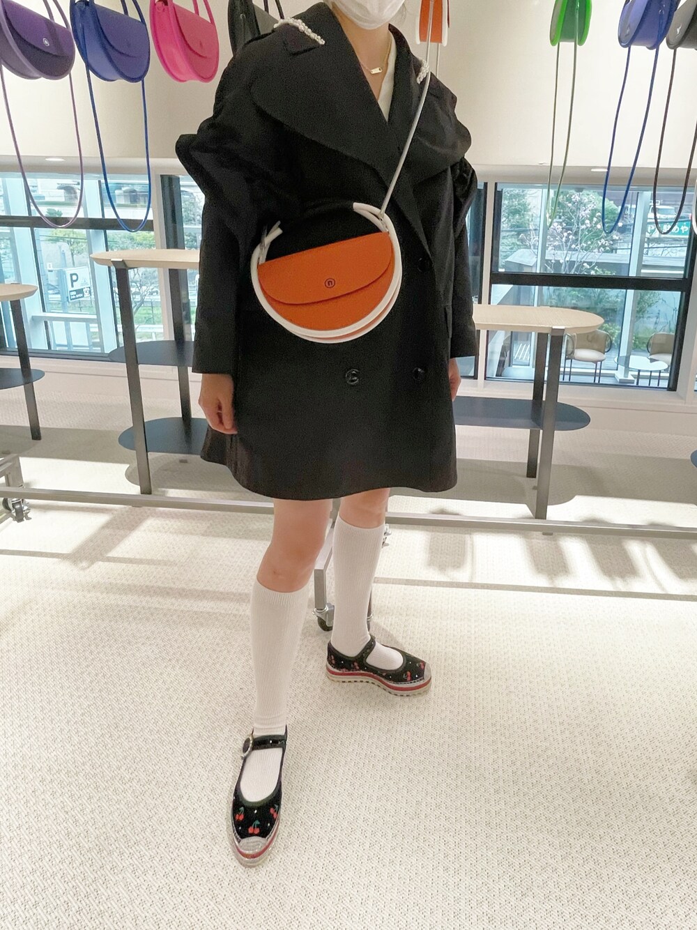 「トレンチコート、ショルダーバッグ、ハンドバッグ、展示会、展示会オーダー品、NANA-NANA」｜「Simone Rocha x H&Mのアイテム（トレンチコート、ブラック系）」を使った、Momoさん（レディース・160cm）の春コーディネートの1枚目の写真