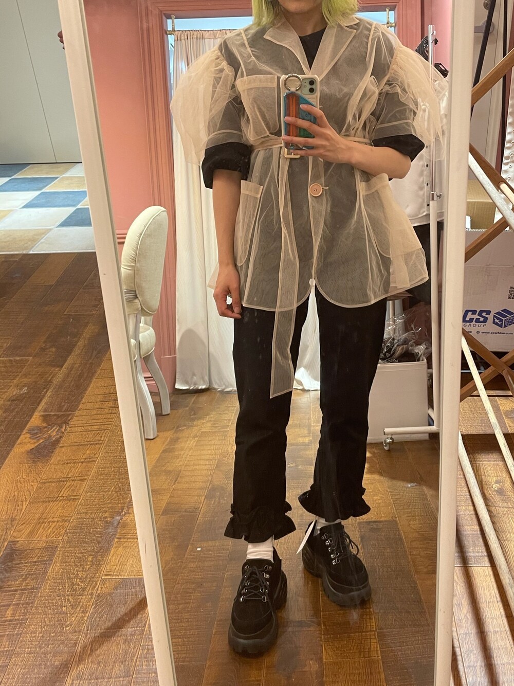 「トレンチコート」｜「Simone Rochaのアイテム（その他パンツ、ブラック系）」を使った、Momoさん（レディース・160cm）の春コーディネートの1枚目の写真