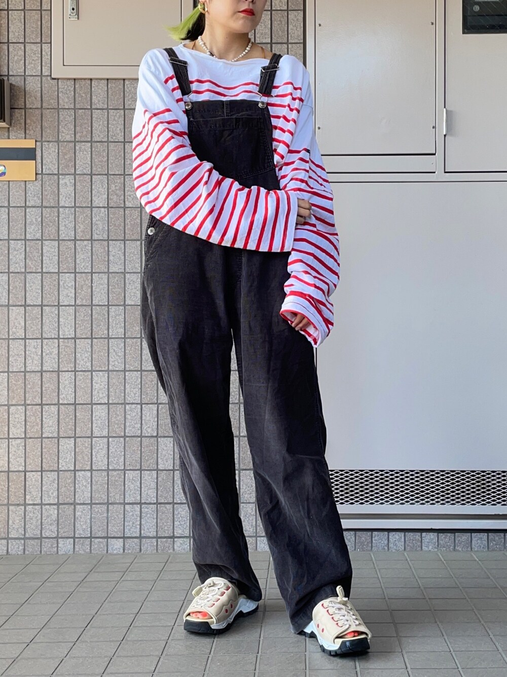 「OUTILのアイテム（Tシャツ/カットソー、ホワイト系）」を使った、Momoさん（レディース・160cm）の春コーディネートの1枚目の写真