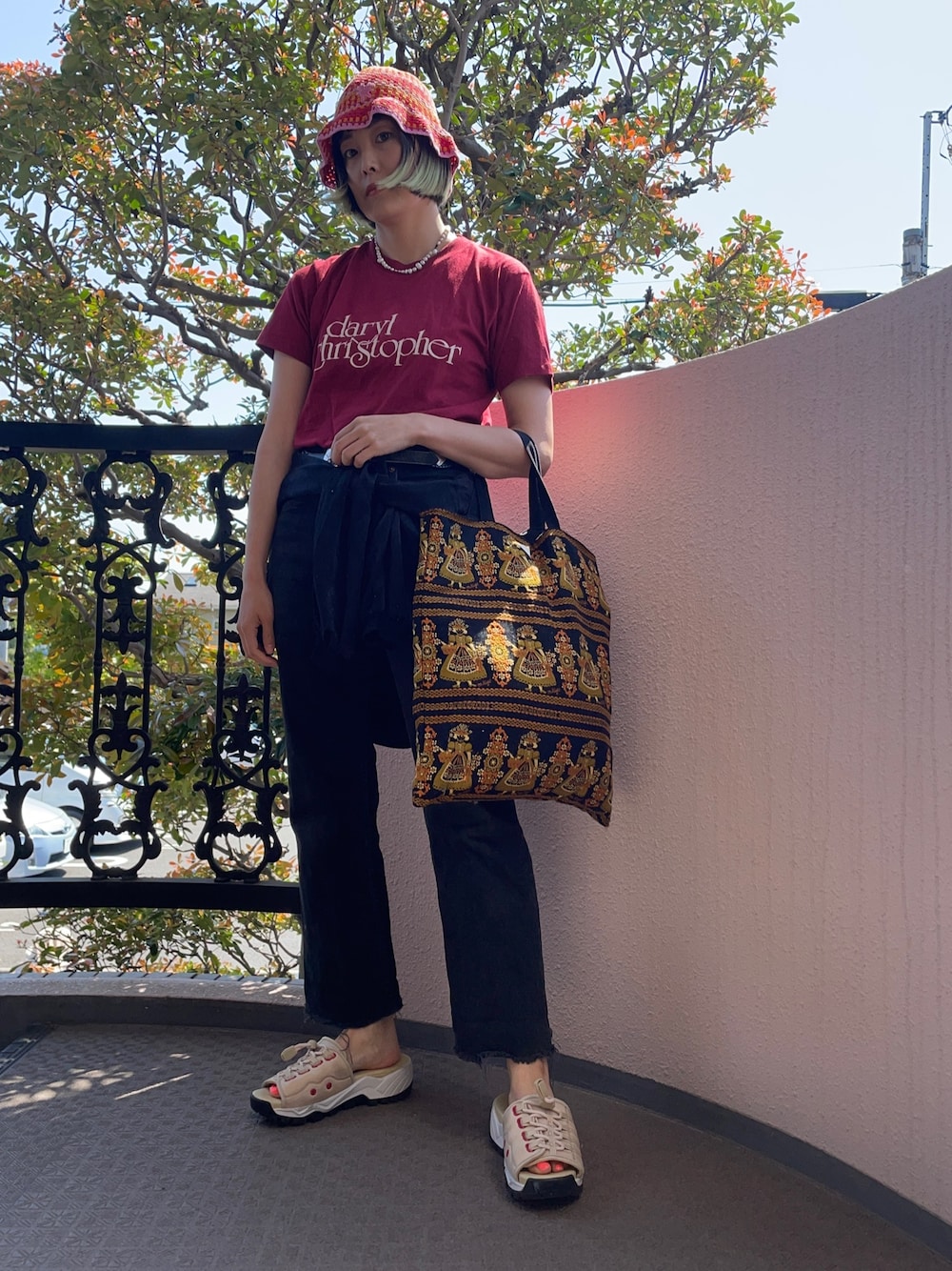 「LEVI'S VINTAGE CLOTHINGのアイテム（デニムパンツ、ブラック系）」を使った、Momoさん（レディース・160cm）の春コーディネートの1枚目の写真