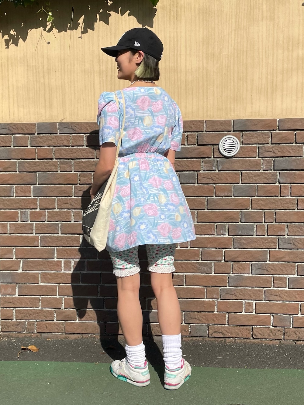 グリーン系のパンツ、グリーン系のシャツワンピース、その他のキャップを着用したレディースの春コーディネートの1枚目の写真