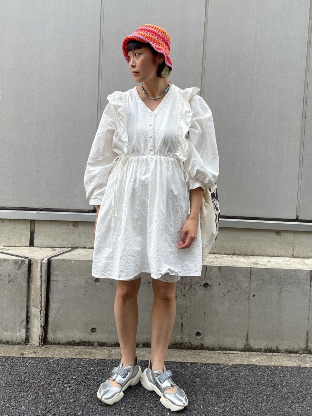 「ワンピース×スニーカー、ワンピース、スニーカー、ハット、ボリューム袖」｜「MARC JACOBSのアイテム（帽子、レッド系）」を使った、Momoさん（レディース・160cm）の春コーディネートの1枚目の写真