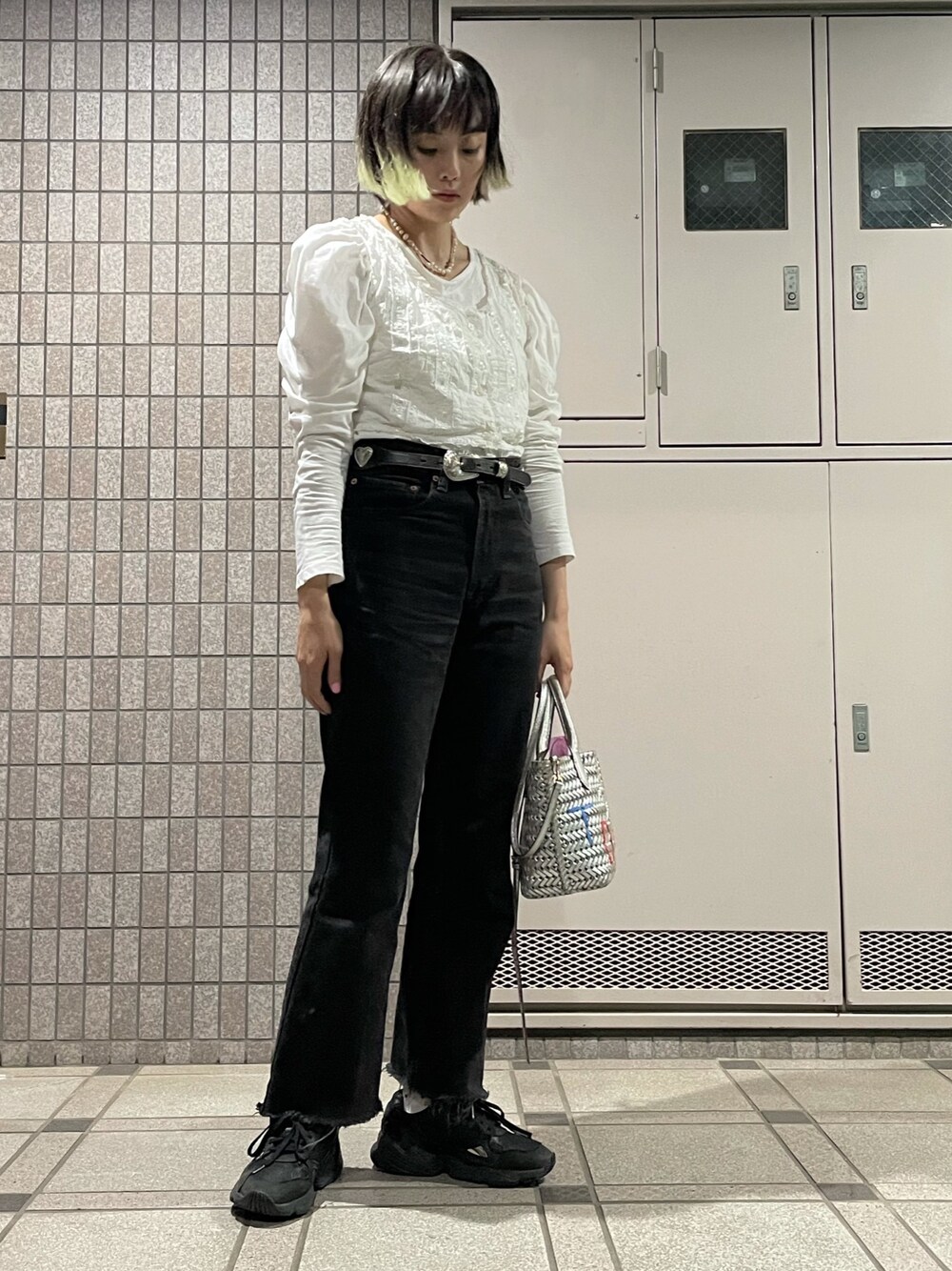 「ラクチンコーデ、大人カジュアル、ママコーデ」｜「Ray BEAMSのRay BEAMS / パワーショルダー クルーネック Tシャツ（Tシャツ/カットソー、ホワイト系）」を使った、Momoさん（レディース・160cm）の春コーディネートの1枚目の写真