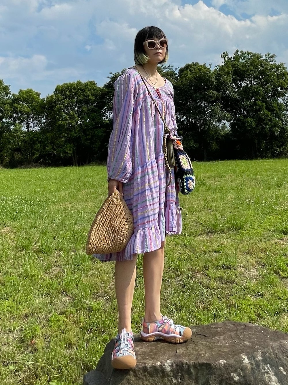 パープル系のワンピース、その他のサンダル、その他のバッグを着用したレディースの春コーディネートの1枚目の写真