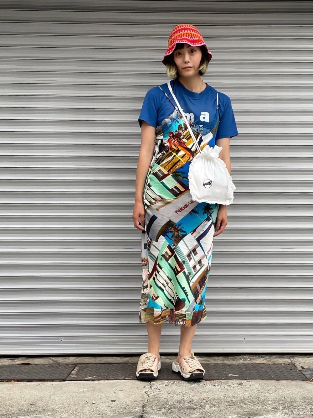 「初夏コーデ、これが私をアゲる服、キャミワンピ、サンダル、クロッシェハット、ママコーデ、カラフル」｜「HOLIDAYのRUFFLE POCHETTE (CIRCLE LOGO) ラッフルポシェット (サークルロゴ)（ショルダーバッグ、ホワイト系）」を使った、Momoさん（レディース・160cm）の夏コーディネートの1枚目の写真