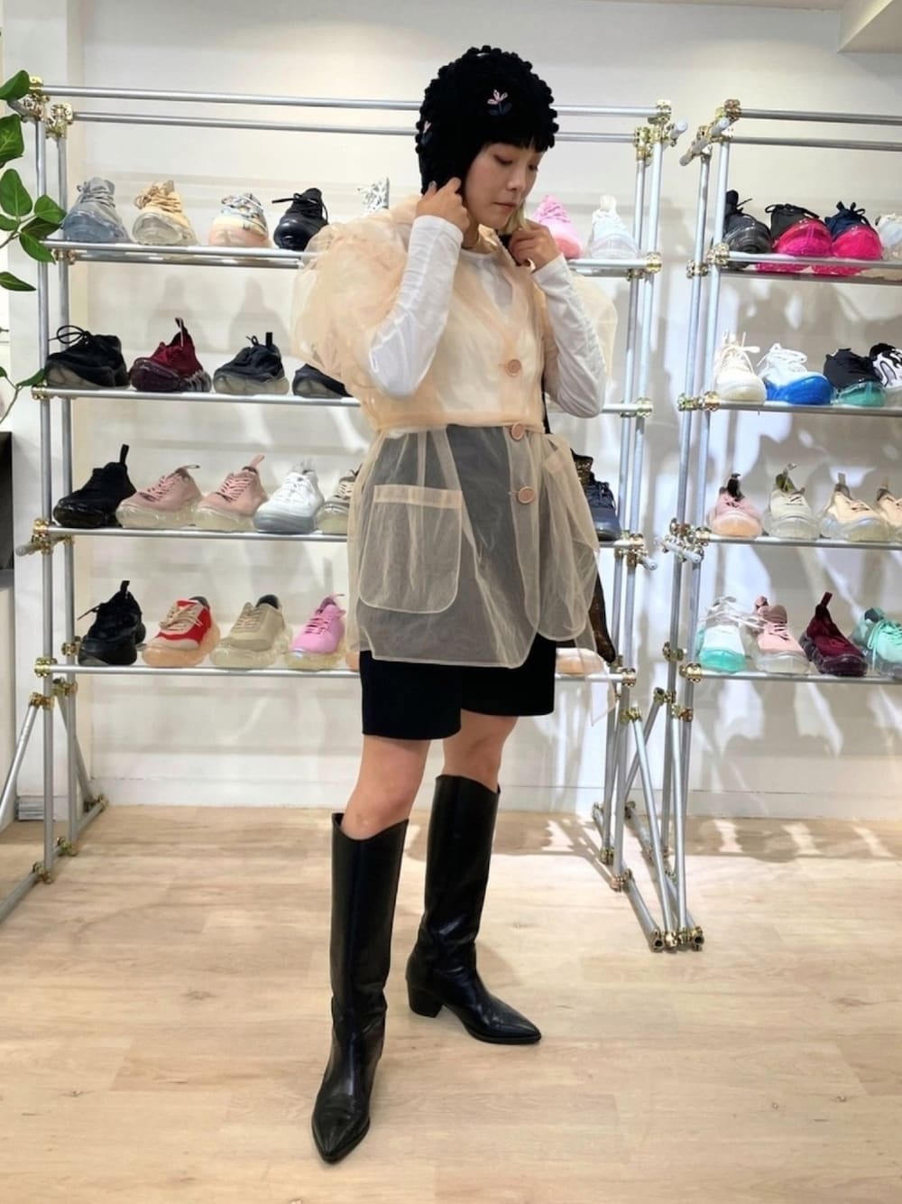「雨の日コーデ、チュール、ボリュームスリーブ、レイヤードスタイル、シースルートップス、ニット帽、ハーフパンツ、ロングブーツ、ハイウエスト」｜「Simone Rocha x H&Mのアイテム（ジャケット/アウター、ベージュ系）」を使った、Momoさん（レディース・160cm）の夏コーディネートの1枚目の写真