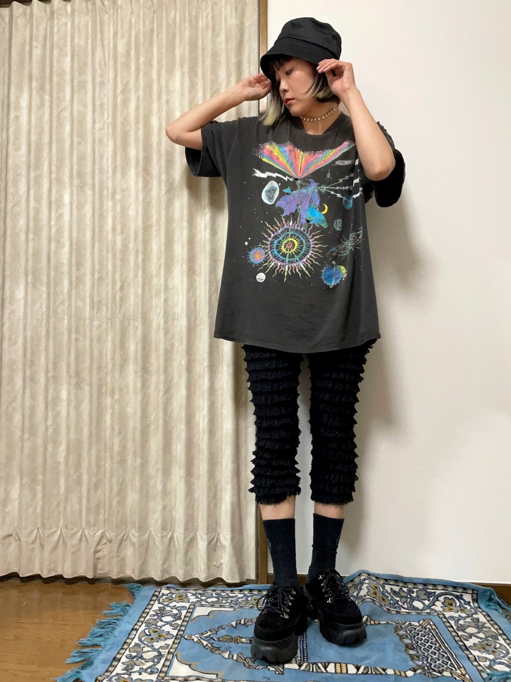 ブラック系のTシャツ/カットソー、ブラック系のパンツ、ブラック系のスニーカーを着用したレディースの夏コーディネートの1枚目の写真
