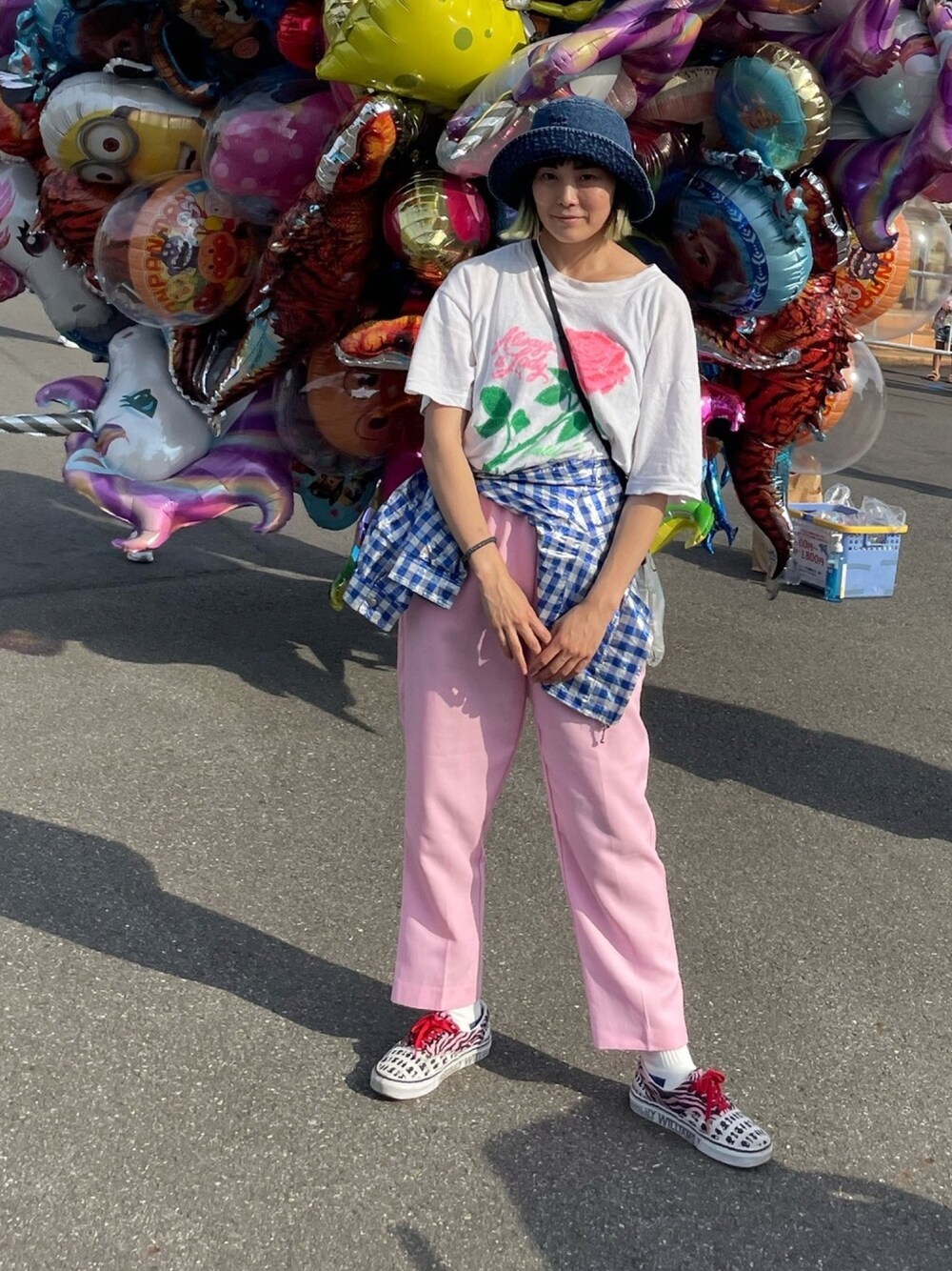 ホワイト系のTシャツ/カットソーを着用したレディースの春コーディネートの1枚目の写真