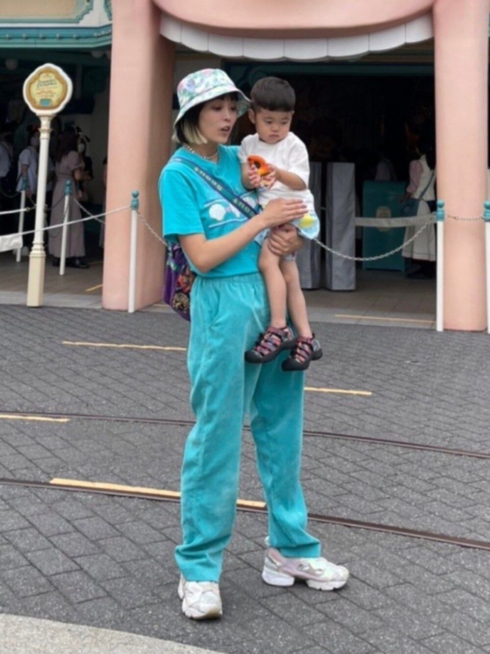 「ディズニーコーデ、ディズニー、母と息子、ママコーデ、ラクチンコーデ、プチプラ、カラーパンツ」｜「KEENのNEWPORT H2 / ニューポート エイチツー Collaboration with Gravityfree（サンダル、ブラック系）」を使った、Momoさん（レディース・160cm）の夏コーディネートの1枚目の写真