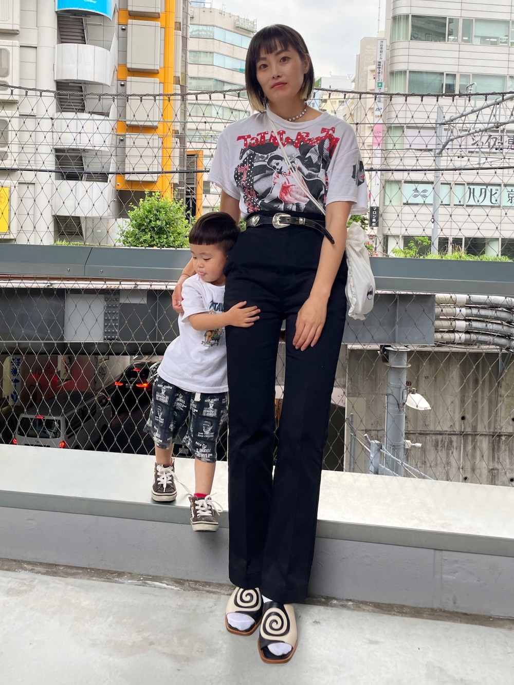 「パンツスタイル、カジュアルコーデ、ママコーデ、ママ＆息子、プリントT、黒パンツ、サンダル」｜「HOLIDAYのアイテム（パンツ、ブラック系）」を使った、Momoさん（レディース・160cm）の夏コーディネートの1枚目の写真