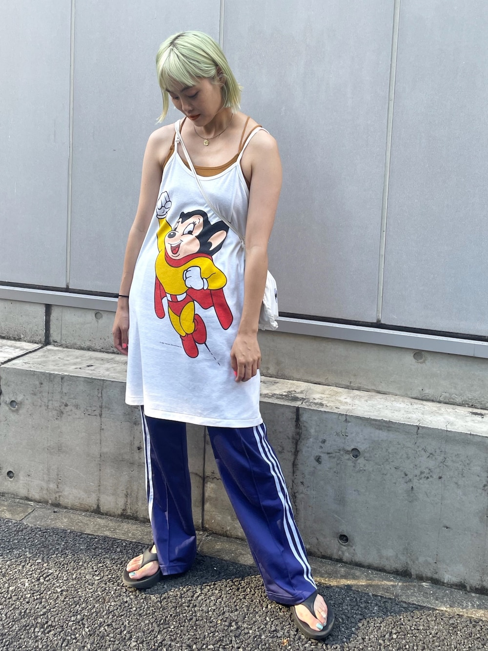 「ビーチサンダル、ジャージ、ヴィンテージ、夏コーデ」｜「VINTAGEのアイテム（ワンピース、ホワイト系）」を使った、Momoさん（レディース・160cm）の夏コーディネートの1枚目の写真