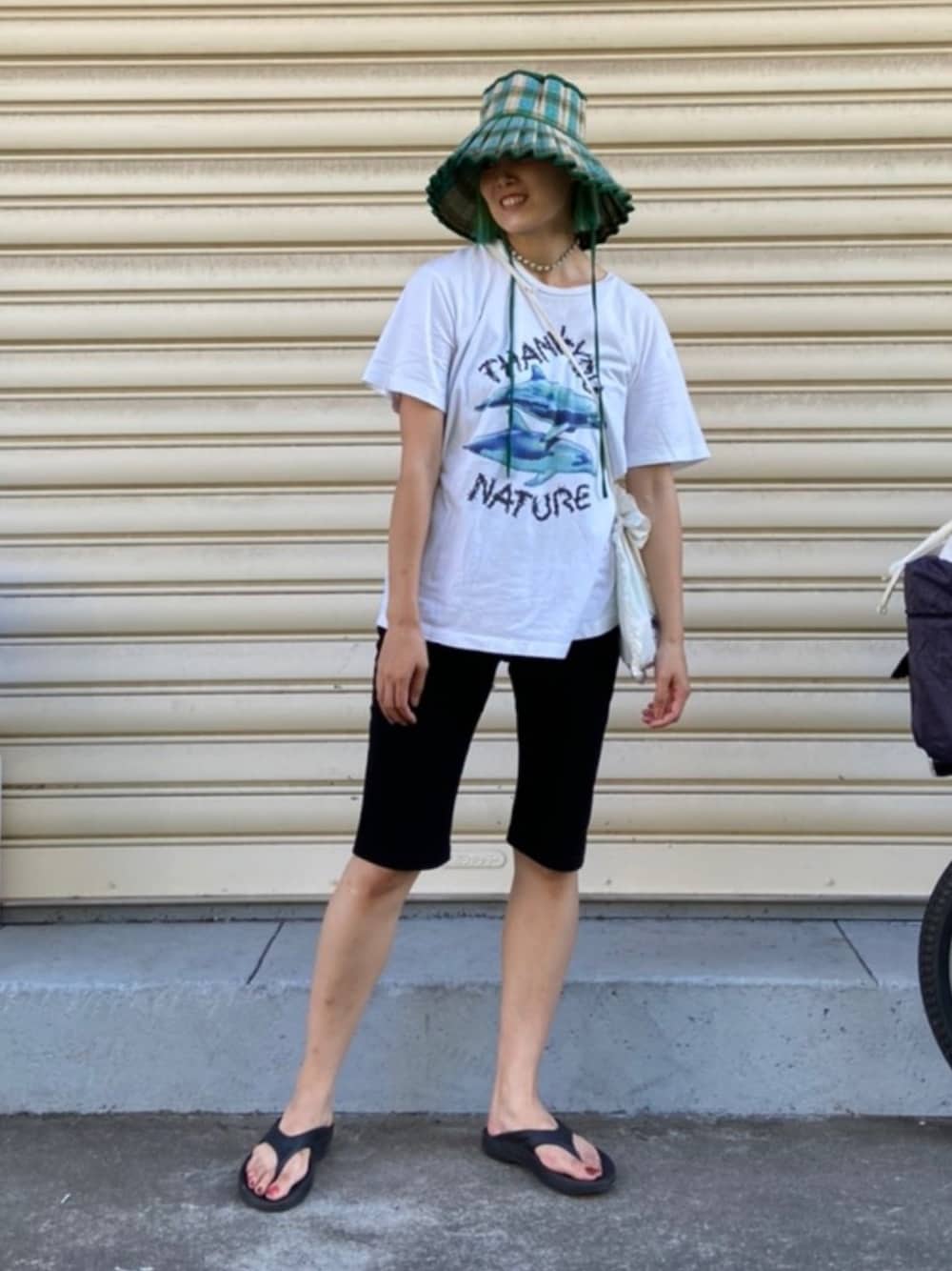 ホワイト系のTシャツ/カットソー、ブラック系のスウェットパンツ、ブラック系のサンダルを着用したレディースの夏コーディネートの1枚目の写真